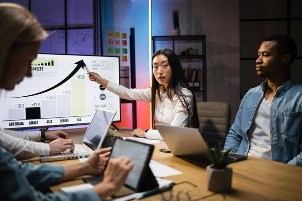 Quels sont les meilleurs outils analytiques pour optimiser une campagne de marketing numérique dans le secteur du luxe?