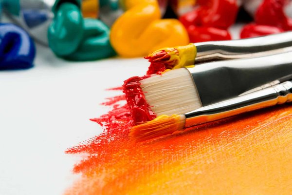 Comment les techniques de peinture acrylique diffèrent-elles de celles à l'huile ?